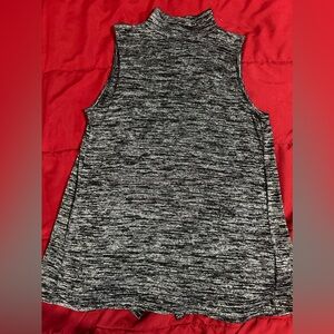 Beautiful Women Gap blouse the back of the blouse opens .. black and white